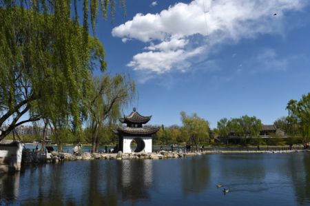 (miniature) Des touristes dans le parc Taoranting aux beaux jours à Beijing