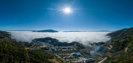 (miniature) Photo aérienne prise le 10 décembre 2022 d'une mer de nuages à Lincang