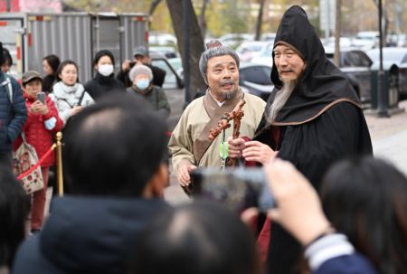 (miniature) Des acteurs jouent la pièce La Barrette du Phénix dans une rue à Tianjin