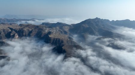 (miniature) Photo aérienne prise le 19 novembre 2022 du voile de nuages entourant les monts Taihang