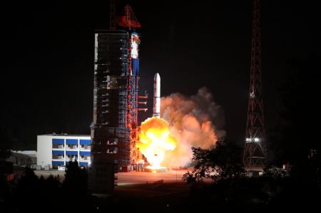 (miniature) Une fusée porteuse Longue Marche-2D portant le satellite Yaogan-39 décolle depuis le Centre de lancement de satellites de Xichang