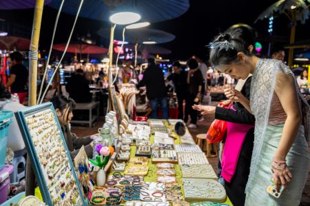 (miniature) Des touristes visitent le marché nocturne Starlight dans la ville de Jinghong de la préfecture autonome Dai de Xishuangbanna