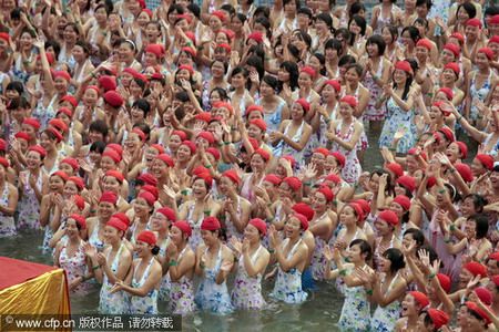 (miniature) Plus de 10 000 baigneurs dans une source chaude (nouveau record du monde)