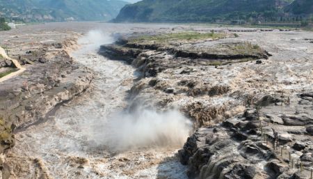 (miniature) Photo aérienne montrant des touristes près de la cascade Hukou