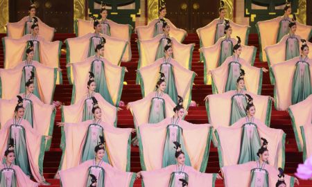 (miniature) Des artistes présentent un spectacle lors d'une cérémonie de bienvenue pour les dirigeants de l'Asie centrale et leurs épouses qui participent au Sommet Chine-Asie centrale au Paradis des Tang