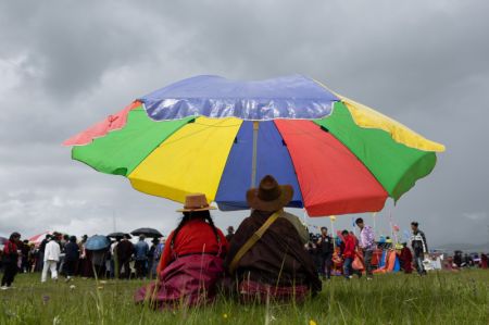 (miniature) Des habitants assistent aux animations organisées dans une prairie du district de Baiyu de la préfecture autonome tibétaine de Garze