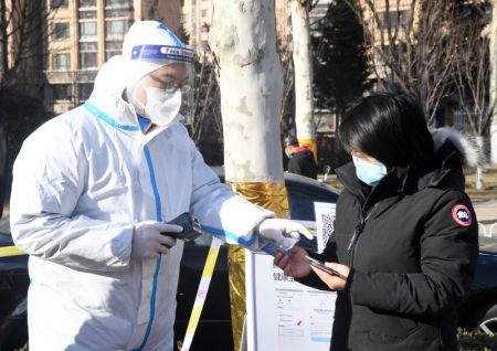 (miniature) Un membre du personnel m&eacute;dical dans un site de d&eacute;pistage de l'arrondissement de Shunyi &agrave; Beijing