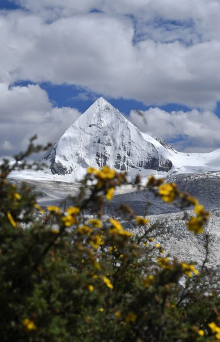 (miniature) Photo prise le 20 août 2020 montrant le mont Sapukonglagabo dans le district de Biru