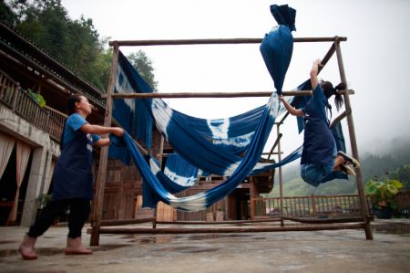 (miniature) Deux femmes font sécher des étoffes dans un atelier du village Dong de Fengdeng