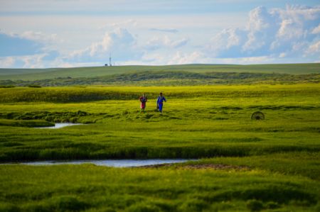 (miniature) Deux jeunes marchent au bord d'une rivière dans la prairie de la bannière d'Ujimqin ouest de la ligue de Xilingol