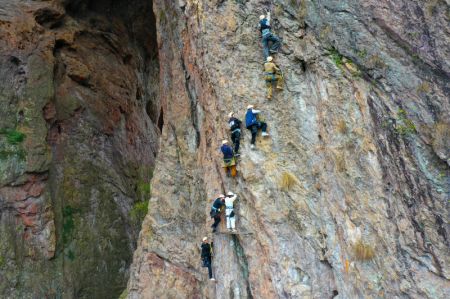 (miniature) Des touristes font de l'escalade sur la montagne Yandang