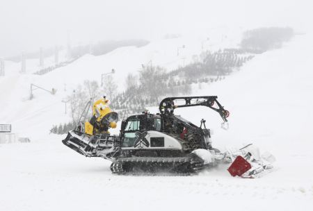 (miniature) Une machine nettoie de la neige au Genting Snow Park à Zhangjiakou