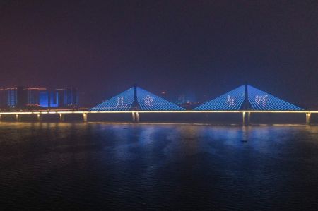 (miniature) Photo a&eacute;rienne du pont Yinpenling illumin&eacute; en bleu pour marquer la Journ&eacute;e mondiale de l'enfance