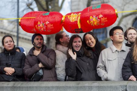 (miniature) Des personnes assistent à la célébration du Nouvel An lunaire chinois à Trafalgar Square