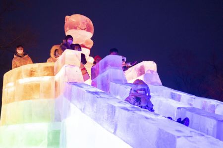 (miniature) Des gens visitent le 48e festival des lanternes de glace de Harbin à Harbin