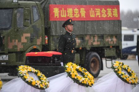 (miniature) Un soldat se tient à côté d'un cercueil contenant des dépouilles d'un martyr des Volontaires du peuple chinois (VPC) à l'Aéroport international de Taoxian