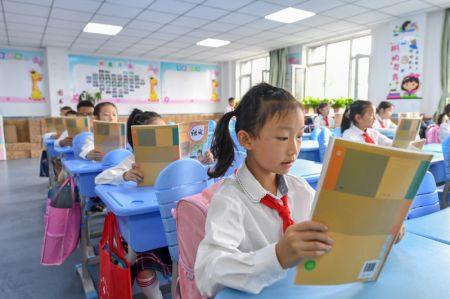 (miniature) Des élèves du primaire lisent lors du cours du matin dans une école à Changchun