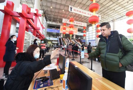 (miniature) Un étranger présente son code QR au marché du commerce international de Yiwu