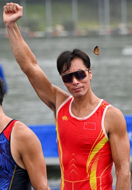 (miniature) Le Chinois Zhang Liang célèbre sa victoire après la finale d'aviron hommes des 19es Jeux asiatiques à Hangzhou