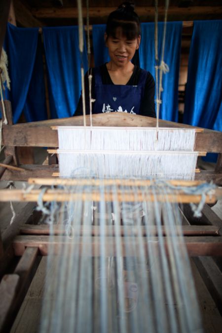 (miniature) Une femme tisse des étoffes dans un atelier du village Dong de Fengdeng