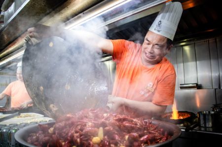 (miniature) Un cuisinier prépare des écrevisses dans un restaurant à Qianjiang
