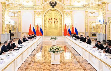 (miniature) Le président chinois Xi Jinping et son homologue russe Vladimir Poutine s'entretiennent en grand groupe au Kremlin à Moscou en Russie