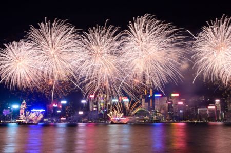 (miniature) Des feux d'artifice pour célébrer la fête du Printemps illuminent le ciel au-dessus du port de Victoria à Hong Kong