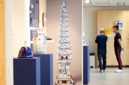 (miniature) Des visiteurs admirent des porcelaines lors de l'exposition Héritage et innovation inspirés par la Chine au Centre culturel chinois de La Haye