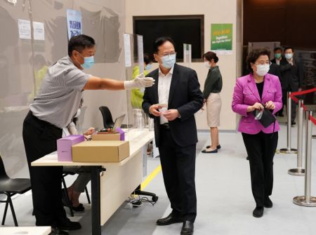 (miniature) Les membres du personnel du Bureau de liaison du gouvernement populaire central dans la Région administrative spéciale de Hong Kong reçoivent un test de dépistage du COVID-19 à Hong Kong