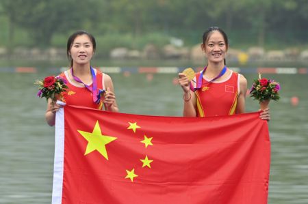(miniature) Les Chinoises Zou Jiaqi (à gauche) et Qiu Xiuping lors de la cérémonie de remise des médailles pour l'épreuve d'aviron du deux de couple poids léger femme aux 19es Jeux asiatiques à Hangzhou