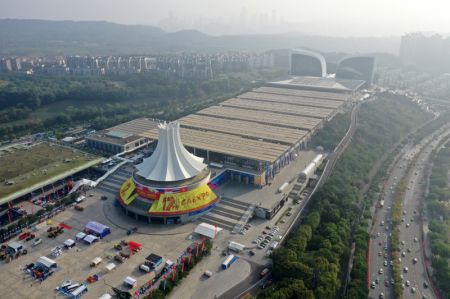 (miniature) Vue aérienne du Centre international des congrès et des expositions de Nanning et des bâtiments voisins à Nanning