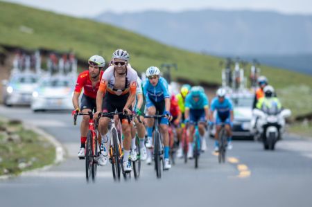 (miniature) Des cyclistes s'affrontent lors de la 4e étape du 23e Tour cycliste du lac Qinghai