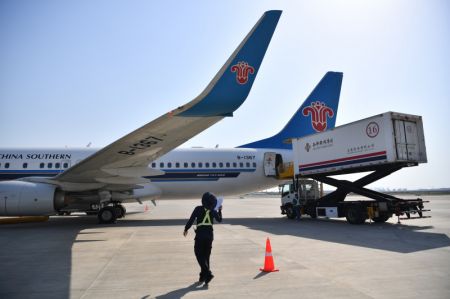(miniature) Des membres de l'équipe au sol se préparent avant le décollage du premier avion de la ligne Xi'an-Urumqi-Achgabat
