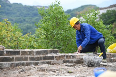 (miniature) Un ouvrier répare un mur près d'une tour de défense de la section de Jiankou de la Grande Muraille