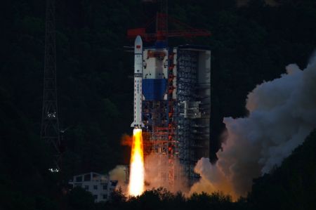 (miniature) Une fusée porteuse Longue Marche-2D transportant le satellite Yaogan-42 01 décolle du Centre de lancement de satellites de Xichang