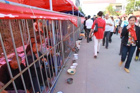 (miniature) Chine / Scandale : des mendiants enfermés dans des cages en plein air