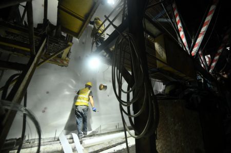 (miniature) Des ouvriers travaillent sur le chantier de construction d'une autoroute reliant Yufeng et Yizhou dans la région autonome Zhuang du Guangxi (sud de la Chine)