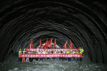 (miniature) Des ouvriers célèbrent la fin de la percée du tunnel de Qingmiaozhai de la ligne ferroviaire à grande vitesse Guiyang-Nanning