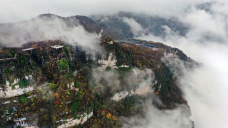 (miniature) Photo aérienne de la zone touristique de Longtoushan à Hanzhong