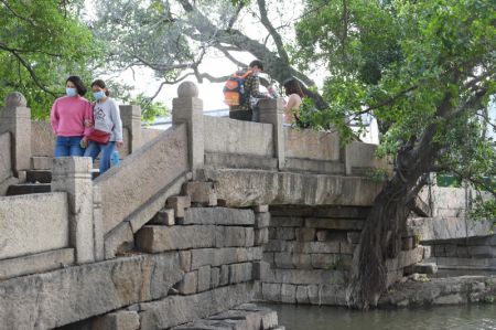 (miniature) Des gens se promènent sur le pont Wanshou à Fuzhou