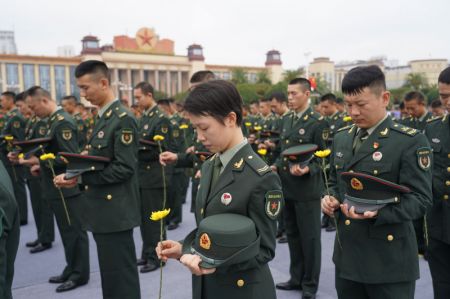 (miniature) Des gens participent à un événement commémoratif organisé à l'occasion de la Journée des martyrs de Chine