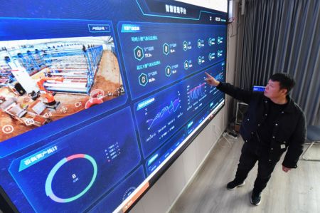 (miniature) Un agriculteur présente un système agricole intelligent 5G dans l'arrondissement de Yuhu de la ville de Xiangtan