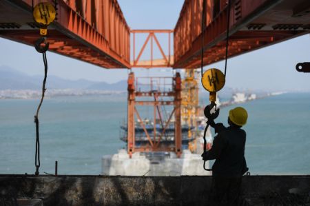 (miniature) Un ouvrier sur le chantier du pont traversant la mer de la baie de Meizhou sur la voie ferrée à grande vitesse Fuzhou-Xiamen