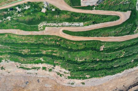 (miniature) Photo aérienne d'une zone de restauration écologique à l'emplacement de mines abandonnées à Guye