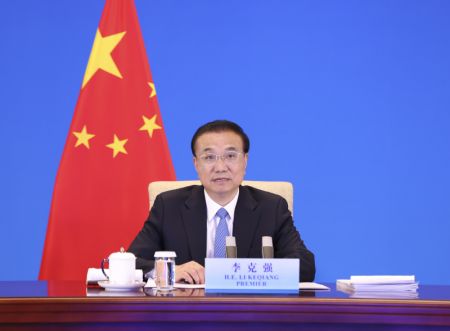 (miniature) Le Premier ministre chinois Li Keqiang tient la sixième Table ronde 1+6