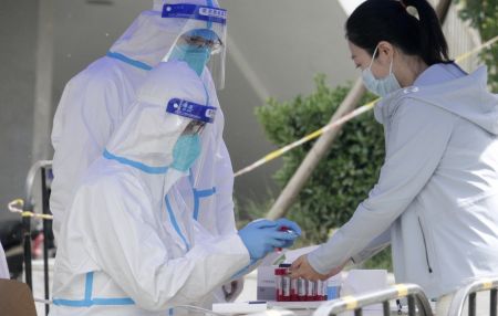 (miniature) Une habitante se fait enregistrer des informations pour des tests d'acide nucl&eacute;ique dans l'arrondissement de Chaoyang