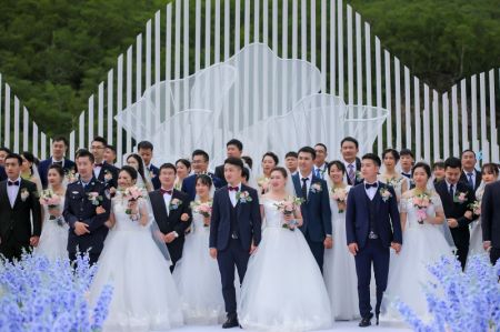 (miniature) Des couples ayant participé à la lutte contre le COVID-19 prennent part à un mariage de groupe organisé par le comité de gestion du mont Changbai