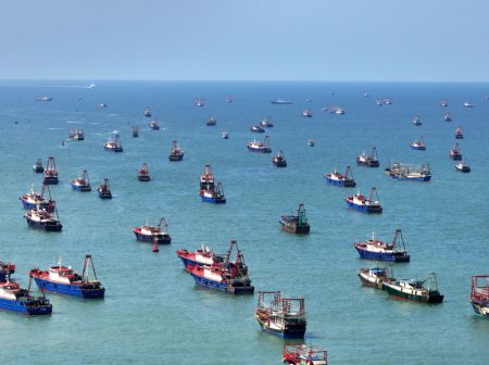 (miniature) Photo aérienne de bateaux quittant le port de pêche de Dianjian