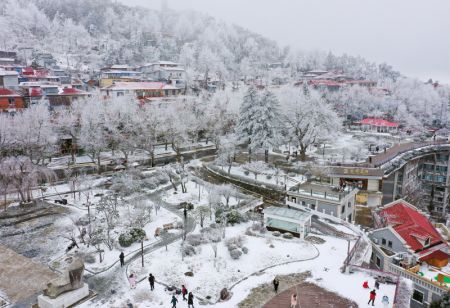 (miniature) Photo aérienne du paysage du site touristique du mont Lushan après des chutes de neige à Jiujiang
