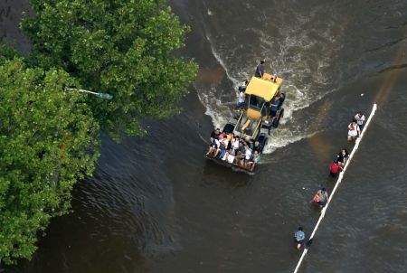 (miniature) Une pelleteuse évacue des habitants dans la ville inondée de Weihui au Henan